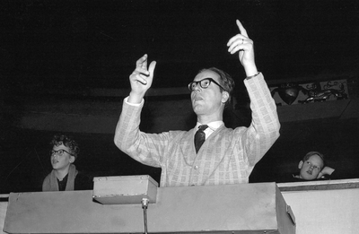 502618 Afbeelding van een scène uit het toneelstuk Let's Make an Opera van Benjamin Britten door leerlingen van het ...